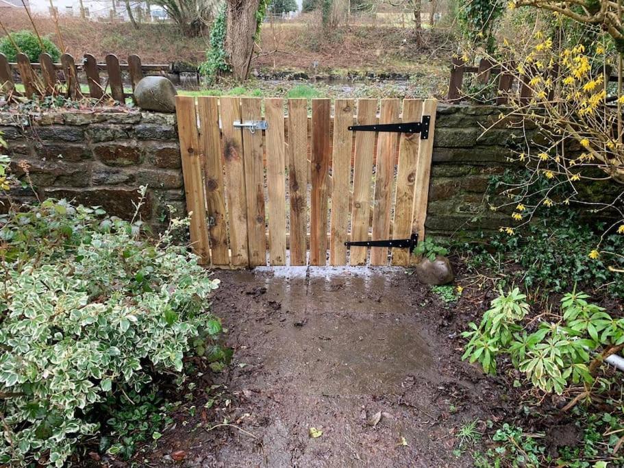 Riverside Bungalow - Direct River Access! Ystradgynlais Exterior photo